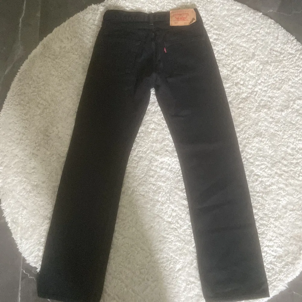 Säljer ett par svarta straight jenas från Levi’s i storlek W29 L32. De är i ett bra skick.. Jeans & Byxor.