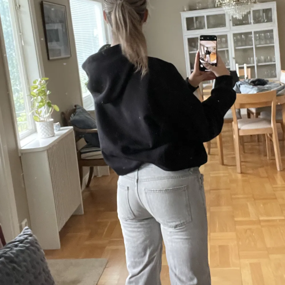 Lågmidjade jeans från Gina som jag sytt om för att få ännu mer lågmidjade. De blev jättefina och precis som jag ville i midjan men tyvärr är de lite små och därför säljer jag dom. Skriv vid intresse! (Jag är 172cm). Jeans & Byxor.