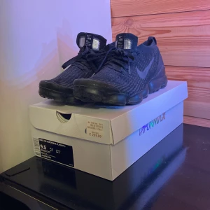 Nike Vapormax flyknit 3  - Nike vapormax flyknit 3 i storlek 43. Skorna är använda och har en trasig bubbla på högerskon. Utöver de funkar de att använda och den trasiga bubblan kan lagas med lufttryck eller silikon. Säljs billigt 