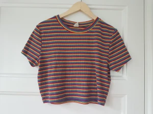 Kort randig t-shirt, strlk S från Urban Outfitters - Kort randig t-shirt i strlk S. Passar XS-L beroende på hur man vill att den ska sitta. Otroligt skön! 