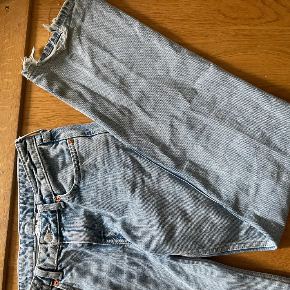 Snygga lågmidjade jeans från Weekday💙 Dem är använda men inte jätteslitna, säljer pga att jag aldrig använder dem längre. Dem är i modellen Arrow så dem är lågmidjade och raka i modellen💟. Jeans & Byxor.
