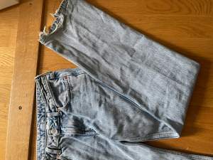 Snygga lågmidjade jeans från Weekday💙 Dem är använda men inte jätteslitna, säljer pga att jag aldrig använder dem längre. Dem är i modellen Arrow så dem är lågmidjade och raka i modellen💟