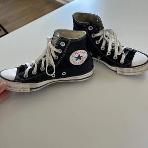 Ett par svarta Converse