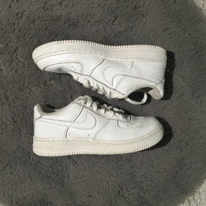 Air force one - Det är ett par air force one. Skicket är mycke bra knappast använda. Ingen crease på de. Nypris är runt 1300kr.