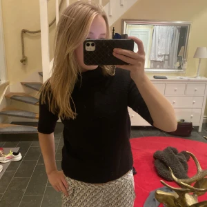 Stickad trekvartströja  - Så fin stickad lite kortare tröja!💞