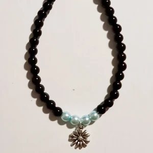 Armband med svarta/ljusblå pärlor  - Vackert armband med svarta och ljusblåa pärlor 