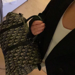 dior vintage väska  - säljer nu min vintage dior väska då den inte kommer till använding så mycket längre. Väskan är i mycket bra skick och varsamt använd