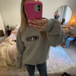 Sweatshirt  - Skit cool sweatshirt som inte kommer till användning längre 🤩🥳
