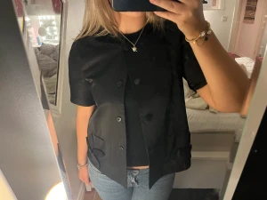 Trekvartsärmad jacka  - Säljer denna skitsnygga trekvartsärmade jackan/koftan. Köpt på sellpy med märket Tommy hilfiger. Prislapp kvar 🫶🏻