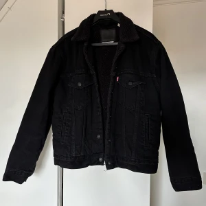 Levis jacka  - Svart äkta Levis jeans jacka med foder på insidan, i fint skick! Perfekt till hösten 