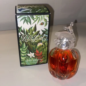Parfym LolitaLand av Lolita Lempica  - Lolitaland är en blommig och fruktig doft som är perfekt för sommaren och även hösten (tycker ej den är för mig). Doftnoter: mandarin, vit persika, timur bär, absolut jasmine, jasmineblad, madagaskarvanilj, vit mysk. Originalpris: 450 kr 