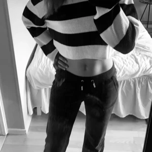 svarta juicy byxor - Helt oanvända svarta juicybyxor. Säljer då de inte kommer komma till användning. Storlek S. Köpte dem för 1200 kr. 🩷