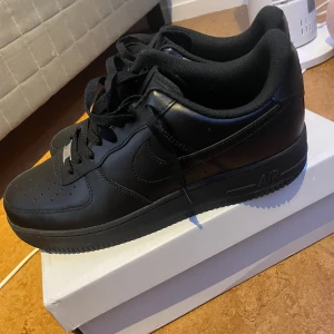 Svart Air Force 1 - Säljer mina svarta airforce 1s, köpta från Nike, använda ett par gånger men tvättade🧼.  De passar storlek 45 och 44 också Skick 9/10✅ Skriv vid prisförslag eller andra frågor 