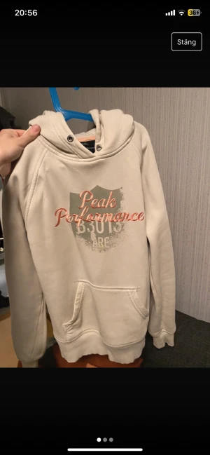 Peak performance Hoodie  - Använd i bra skick förutom att den saknar snören och har en liten fläck på fickan som jag inte vet om den försvinner i tvätten