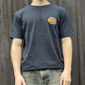 Quiksilver kortärmad tröja - Hallå! Säljer nu min snygga Quiksilver tröja med tryck på ryggen. Den är 8,5/10 i skick och sparsamt använd. Hör av dig vid minsta lilla fundering och var inte rädd för att pruta!