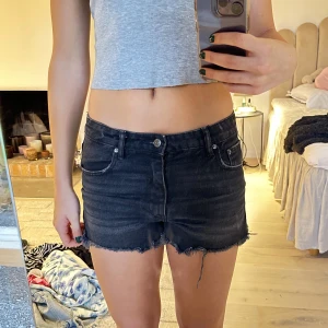 Lågmidjade shorts - Ett par jätte fina svarta lågmidjade shorts som nästan aldrig använts. Dom är från ginatricots Iza and Elle kollektion, dom är i storlek 58 och skulle säga att de motsvarar S ungefär❣️🤩Priset kan diskuteras, köparen står för frakten💗