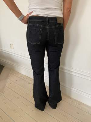 Marc Jacobs vintage jeans, Angela 001, mörkblå denim, Boot cut, Low cut, storlek 27”x32”, använda 2-3ggr, nästan nya.  