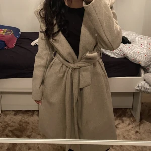 Beige kappa  - En lång beige kappa som är perfekt nu till hösten i storlek s. Kappan är från zara och är nästan helt oanvänd. Köptes för 750kr. Priset kan diskuteras💗
