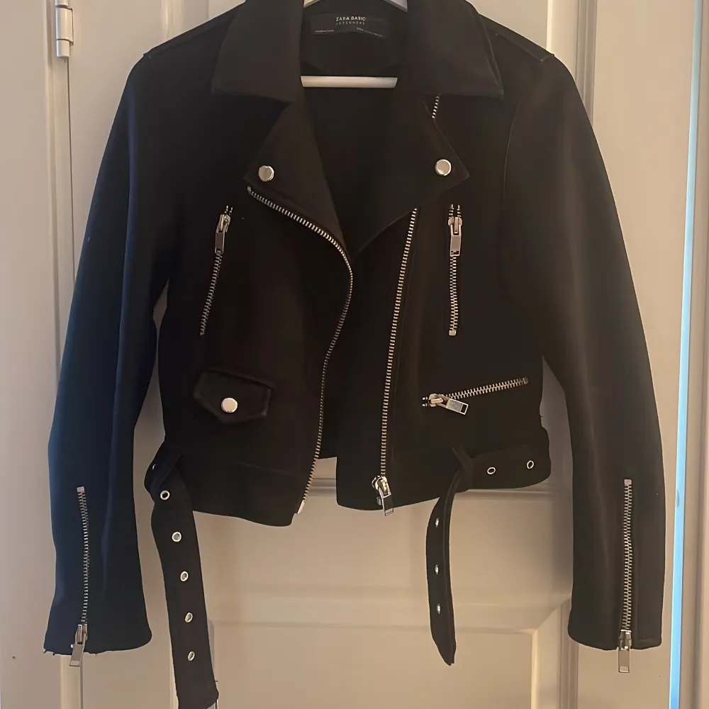 en super snygg mocka jacka från Zara basic i storlek XS och den har aldrig används men den är super snygg💗. Jackor.