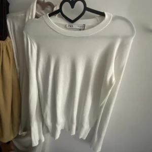 Zara tröja - Tröja från zara med så fina detaljer på ärmarna, endast testad🤩🫶🏻