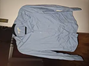 Skjorta i stl 8, uppfattar den som en M. Lite stretch i. Använd 2 gånger, behöver strykas. 