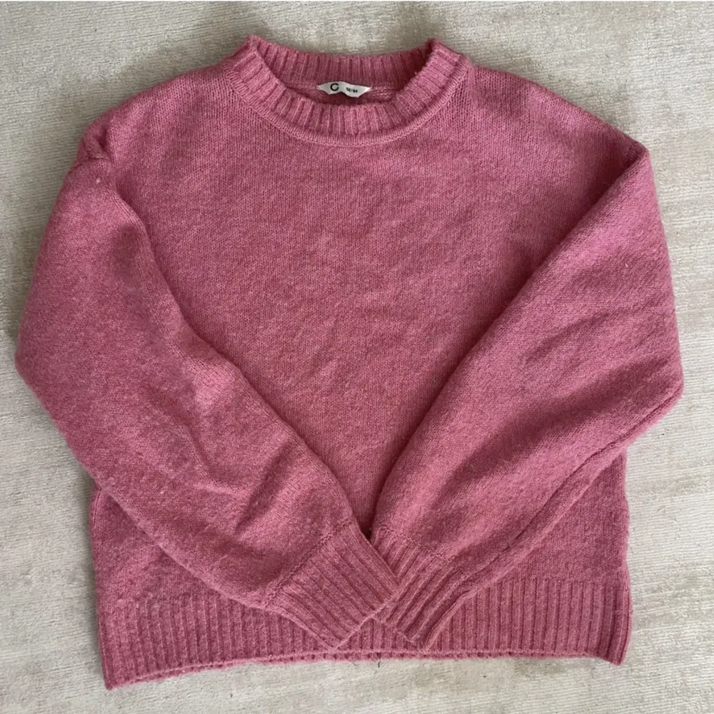Lägger ut igen pga oseriös köpare. Superfin rosa stickad tröja från Cubus. Köpt förra sommaren. Stl 158/164 men sitter som en XS/S❤️ Har blivit lite nopprig/luddig, men inget man tänker på🥰. Stickat.