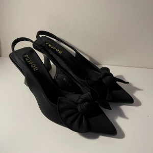 Klackskor - Världens finaste klackar som tyvärr var alldeles för stora, aldrig använda så de är i nyskick 💞