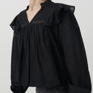 Svart blus🤩 - Superfin svart blus från Gina Young🤩helt ny, lappen sitter kvar:)💖(storlek 158/164 men skulle säga att den passar en xs)