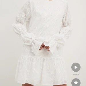 NA-KD  - Jättefin klänning från NA-KD passar perfekt till studenten, helt ny i storlek S