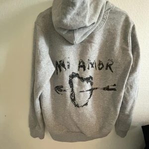 Mi Amor hoodie grå - I nyskick endast använd fåtal gånger, storlek S!