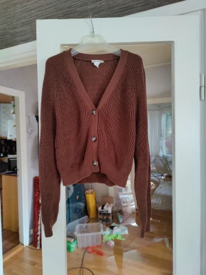 Brun kofta Monki  - Fin kofta. Midjekort . Perfekt skick. 