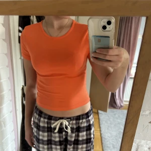 orange tröja ifrån ginatricot - säljer denna fina tshirt ifrån ginatricot i strl S. säljer då den ej kommer till användning. inte använd många gånger och i bra skick! köparen står för frakten och tryck inte på köp nu 🙏🏽