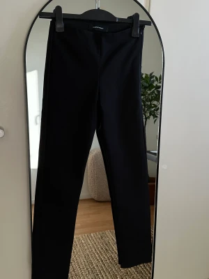 Kostymbyxor  - ”Kostymbyxor” från Peak performance i small. Använd en gång. Så sjukt sköna och snygga då dom är stretchiga men har för många byxor…  Hittar inget att anmärka på! 
