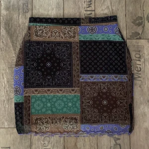 Tajt mönstrad kjol - Tajt bandana mönstrad kjol. Oanvänd