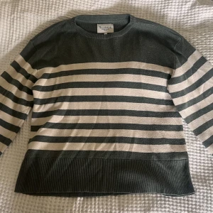 Randig Tröja - Jättefin och mysig randig stickad tröja från bondelid, köpt på MQ!🙌🏼💓tror inte den säljs längre, använd ett fåtal gånger, köpt 2022 för 400-500kr men minns inte riktigt💕💕 (Färgen syns bättre på andra bilden) inga defekter!