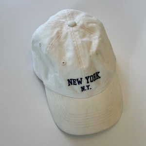 Snygg keps - Snygg keps från brandy melville. Använd och är endast lite smutsig. Kommer dock inte tvättad. Pris kan diskuteras vid köp av flera plagg.  nypris 15€/ 180kr