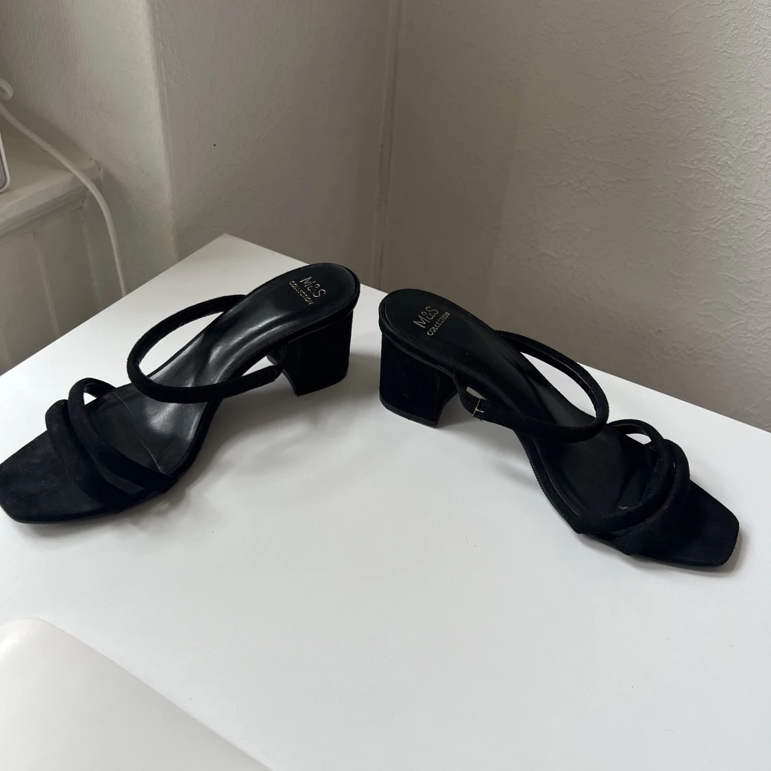 Svarta klackskor  - 91