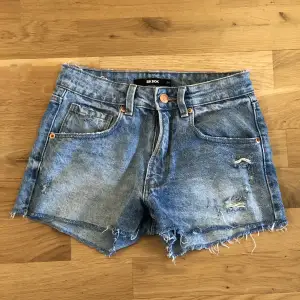 Jättesnygga Jeans Shorts, perfekta för sommaren. Pris kan diskuteras:)