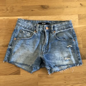 BikBok Jeans Shorts - Jättesnygga Jeans Shorts, perfekta för sommaren. Pris kan diskuteras:)