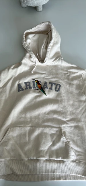 Arigato Hoodie - Hej!  Säljer min Arigato hoodie i Storlek S. Inga fläckar! Hör av dig ifall du vill ha fler bilder eller om du är intresserad. Köparen står för frakt 📦!