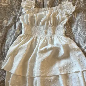Jättesöt vit klänning, fungerar perfekt som studentklänning 