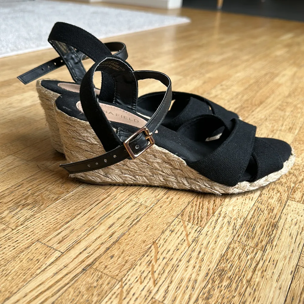 Ett par superfina sandaletter med kilklack ifrån Anna Field i storlek 36😻 Säljs då de är för små. . Skor.