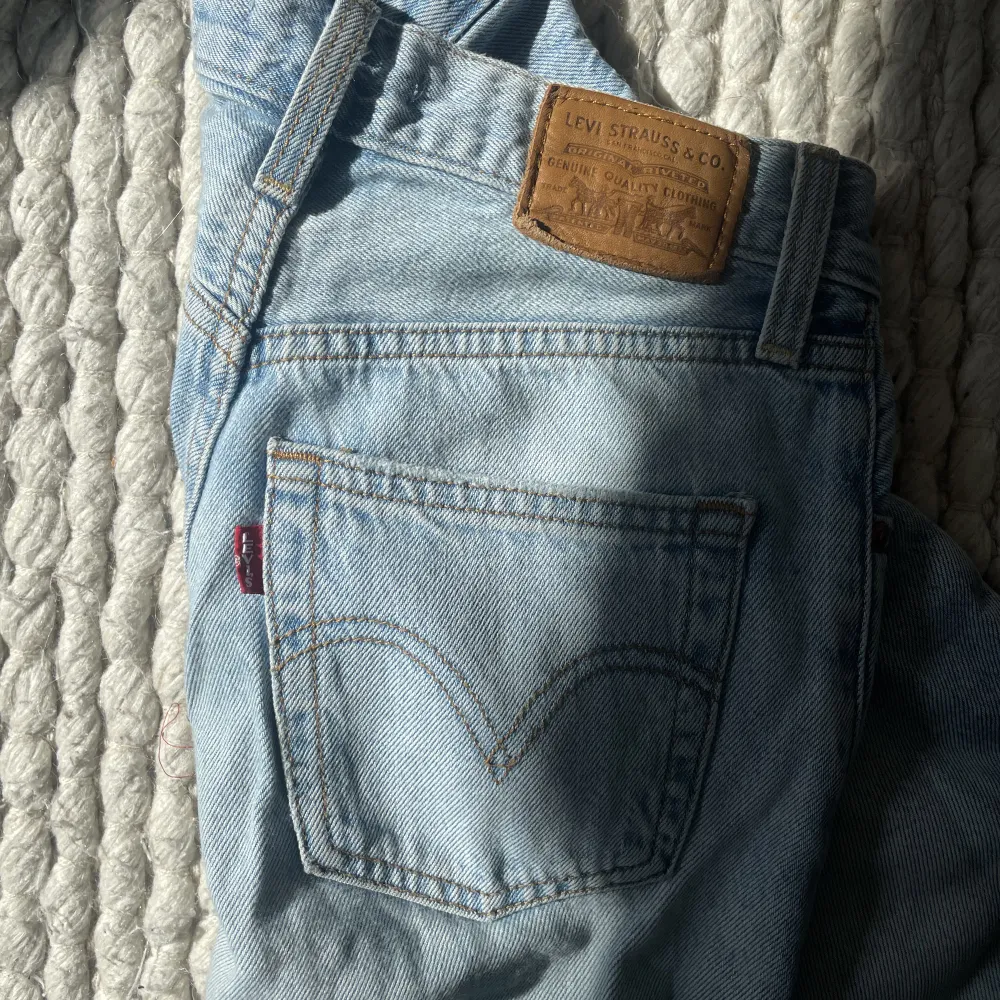 Ett bar riktigt snygga Levis jeans som knappt är använda, dom är high waist och ljus blå! . Jeans & Byxor.