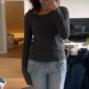 Stickad tröja - Säljer denna kavelstickade grå tröja från Tommy Hilfiger. 😊 