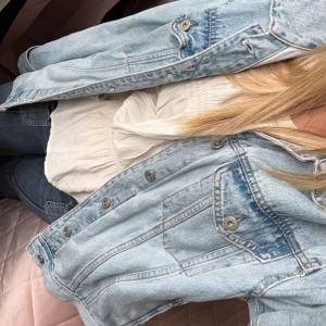 Jeans jacka - Ljus blå jeans jacka från lager157