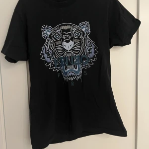 Kenzo t-shirt - Säljer denna pga den blivit förliten och heller inte komma till användning. Använd max 10 ggr Skick 8/10  Köpt för 1100kr på care of Carl 