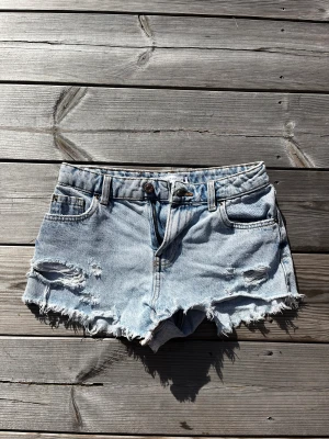 Jeansshorts - Assnygga jeansshorts från Zara!! Stl 32 men passar mig som brukar ha 34