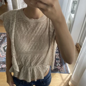 Snygg Zara toop - Jättesnygg topp ifrån Zara! I storlek S, använd några gånger men det märks ej🤍 200kr plus frakt 👌🏻