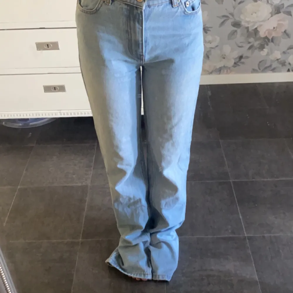Säljer mina jeans från Nelly eftersom dom är långa och stora på mig💗. Jeans & Byxor.