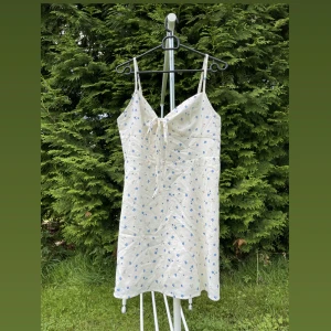 Klänning  - Sommarklänning har jag aldrig använt. Jag är 151 cm och 60 kg. Storlek är Xl, Rekommendera för du som är storlek L och M.